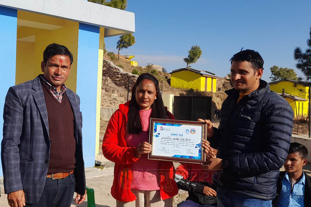 बैतडी : आम्चोरा र जोशीबुंगा स्वास्थ्यचौकी किशोरकिशोरीमैत्री प्रमाणीकरण 